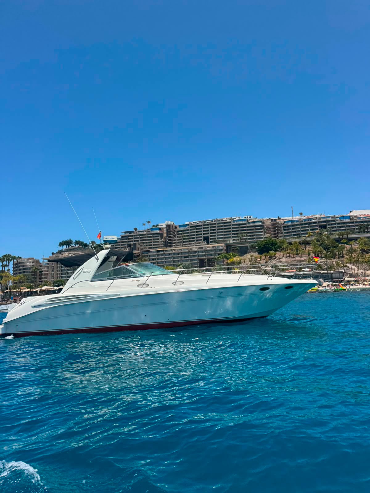 Yate privado de Alma Oceánica navegando frente a la costa de Gran Canaria